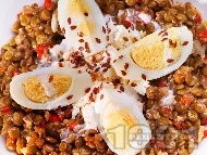 Рецепта Салата с леща, варени яйца, чушки, орехи, бадеми, стафиди и ленено семе